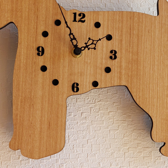 【期間限定プレゼント】ミニチュアシュナウザー 置時計スタンド付き壁掛け時計 木目 静音時計 4枚目の画像