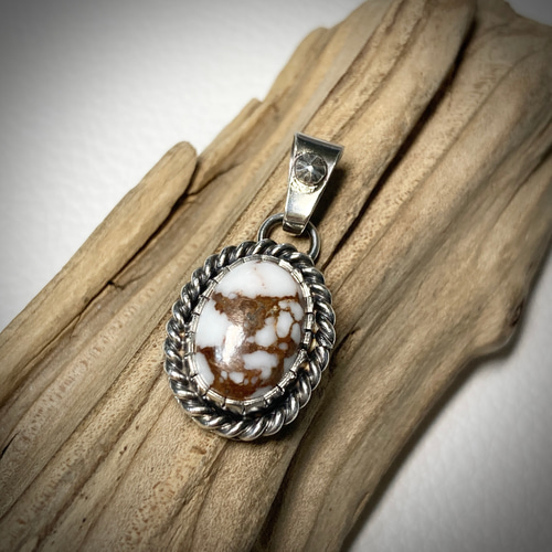 インディアンジュエリーナバホ族ワイルドホース シルバー ペンダントトップ