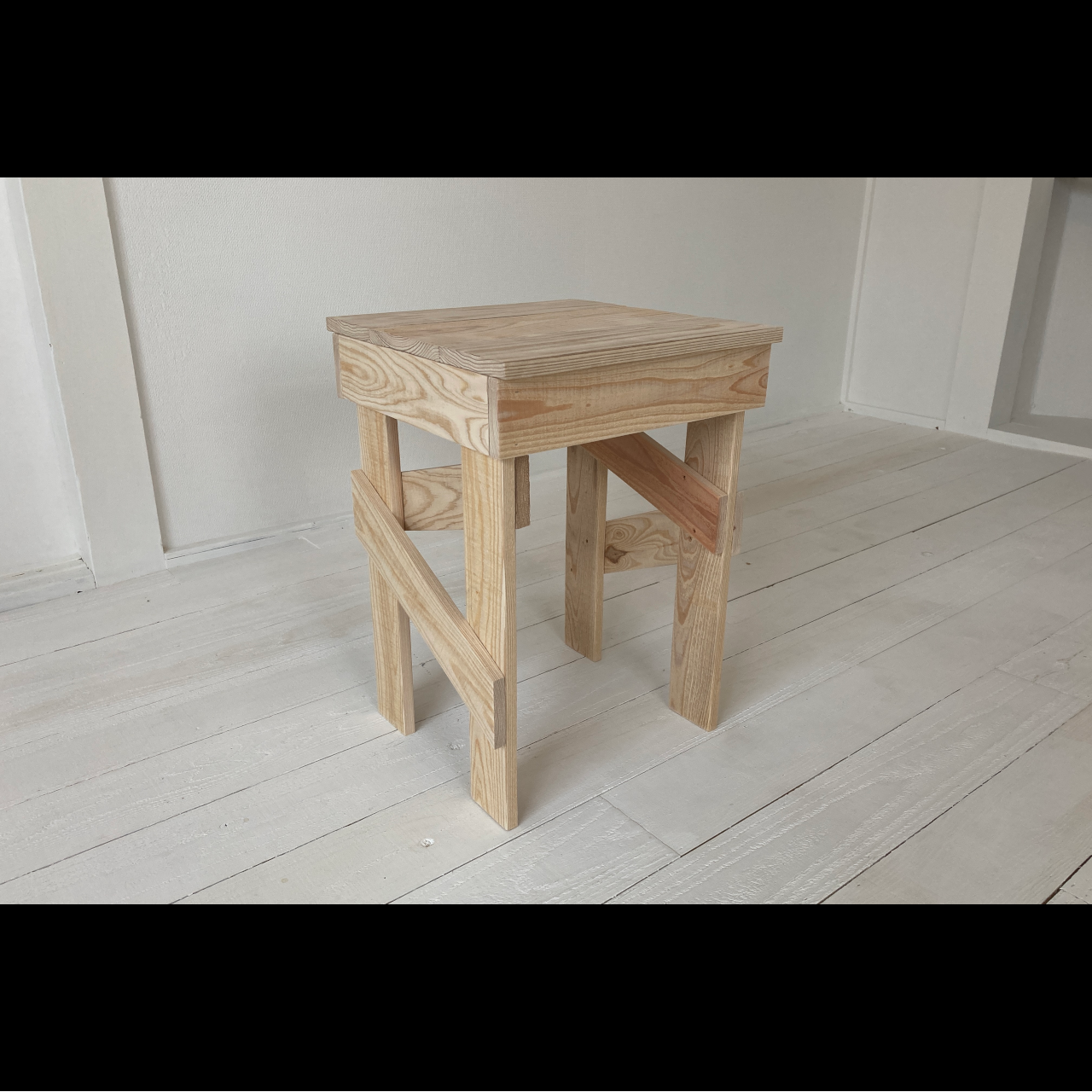 サイドテーブルにもなるスツール　国産杉の無垢材　”Kid D”