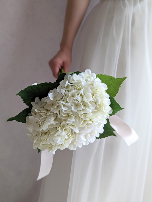 【ウェディングブーケ】大輪のホワイト紫陽花が美しい　リュクスなブーケ　ブライダル　花嫁 5枚目の画像