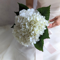 【ウェディングブーケ】大輪のホワイト紫陽花が美しい　リュクスなブーケ　ブライダル　花嫁 2枚目の画像
