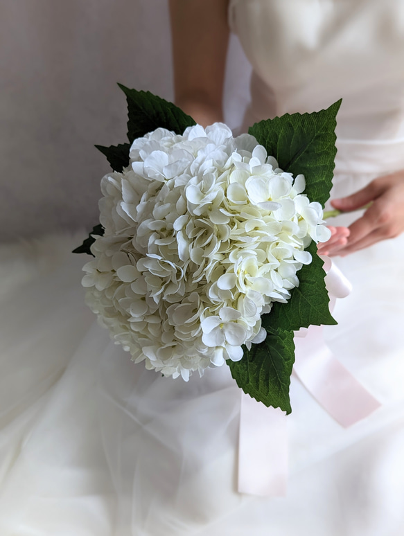 【ウェディングブーケ】大輪のホワイト紫陽花が美しい　リュクスなブーケ　ブライダル　花嫁 2枚目の画像