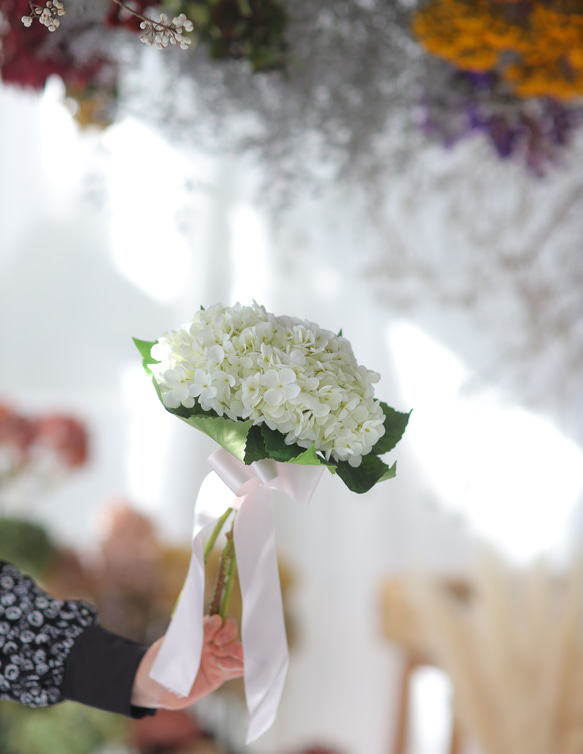 【ウェディングブーケ】大輪のホワイト紫陽花が美しい　リュクスなブーケ　ブライダル　花嫁 8枚目の画像