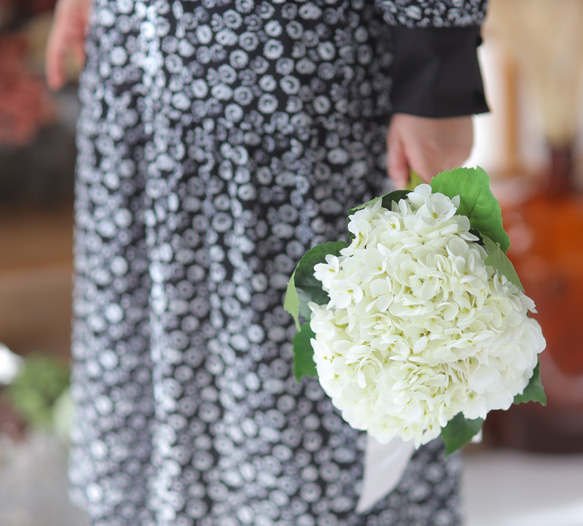 【ウェディングブーケ】大輪のホワイト紫陽花が美しい　リュクスなブーケ　ブライダル　花嫁 9枚目の画像