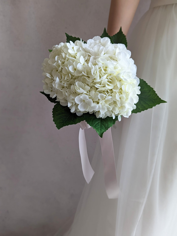 【ウェディングブーケ】大輪のホワイト紫陽花が美しい　リュクスなブーケ　ブライダル　花嫁 4枚目の画像