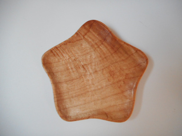 木彫りの豆皿　花型　栃ノ木 1枚目の画像