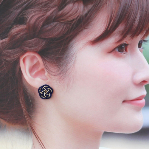 水引 シックな梅結びのピアス／イヤリング 【紺色】 ピアス（スタッド