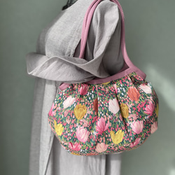 コロンと可愛いショルダーグラニーバッグ　✤リバティ✤ チューリップのお花畑　ピンクとイエローのお花  ダークグリーン地 10枚目の画像