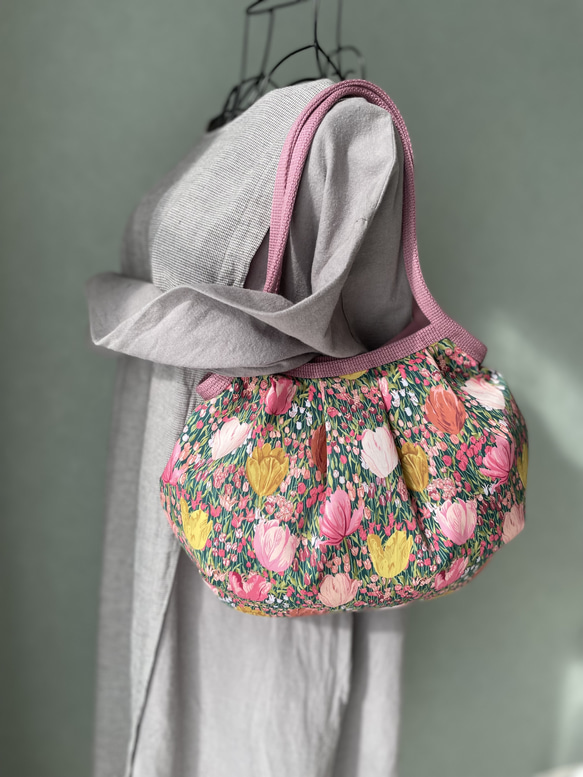 コロンと可愛いショルダーグラニーバッグ　✤リバティ✤ チューリップのお花畑　ピンクとイエローのお花  ダークグリーン地 10枚目の画像