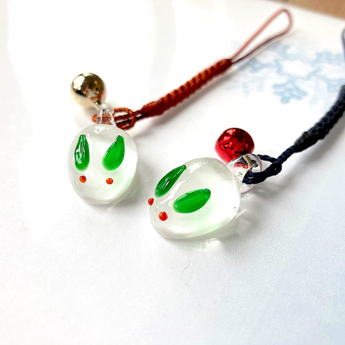 2023年の干支 ガラスの雪うさぎさんの根付 鈴付き（笹 緑 キーホルダー