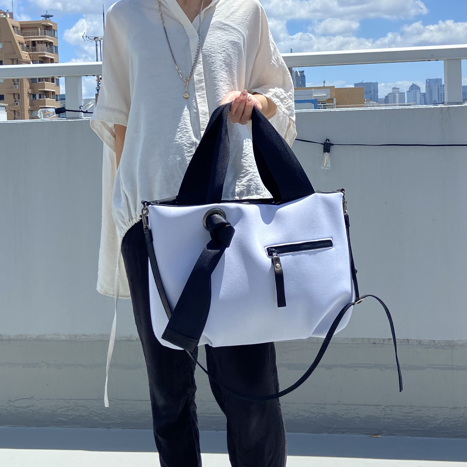 春の福袋【割引価格】ショルダー付＊ふっくらネオプレーン調素材＊大きめトート＊ホワイト　オプションにて名入れ・PCポケット