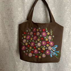 花束刺繍のトートバッグ(茶色) 1枚目の画像