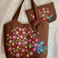 再販花束刺繍のポーチ(茶色) 4枚目の画像