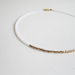 半透明ホワイト×ゴールド　シンプルなガラスビーズのラインネックレス 1枚目の画像