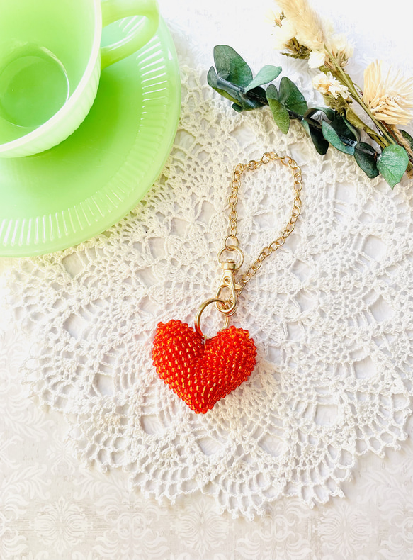 ビーズクロッシェのふっくら立体ハートバッグチャーム