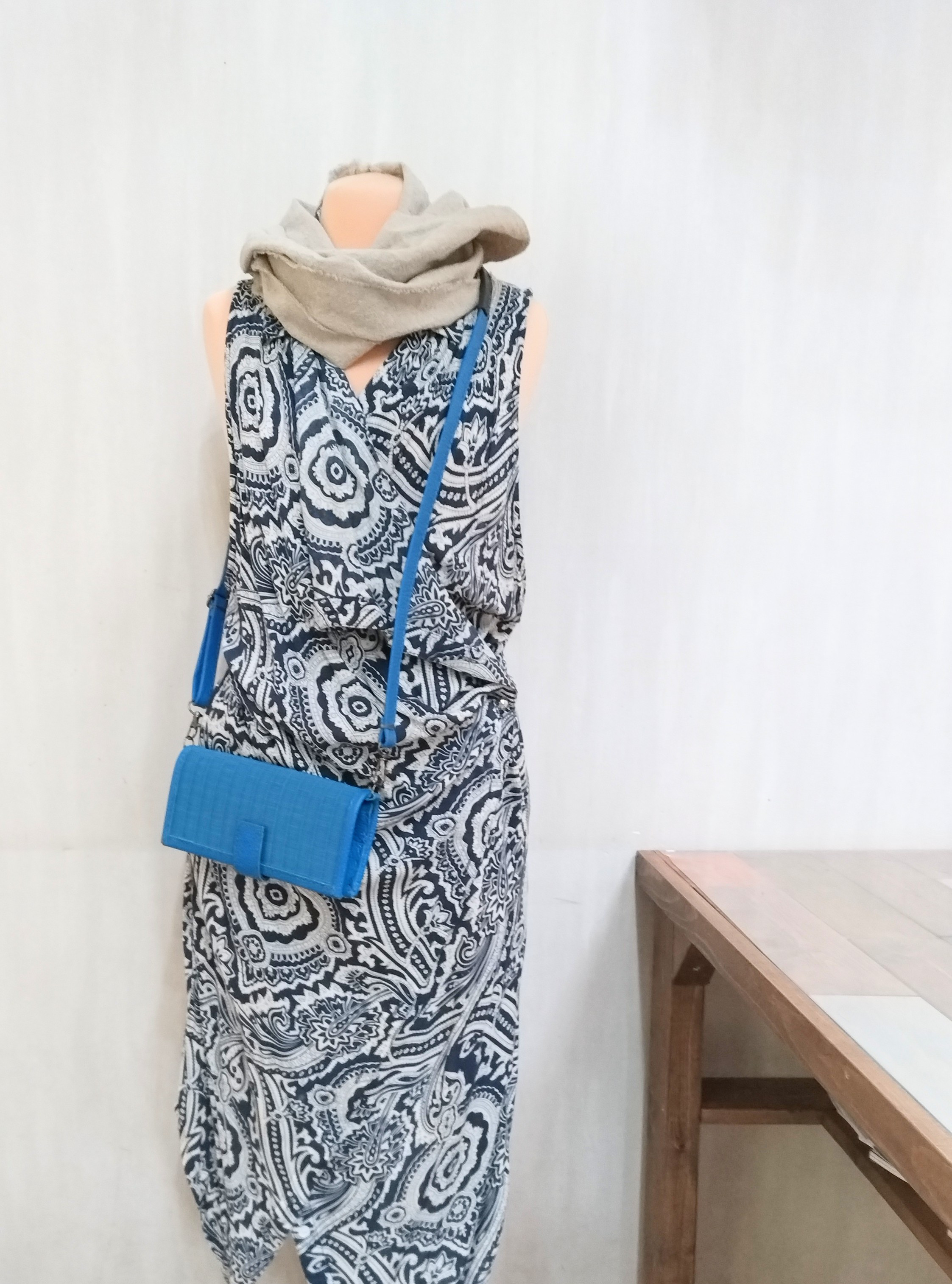 畳表×牛革 スマホショルダーにもなる長財布