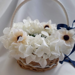 ふんわり紫陽花オフホワイト、りングピローかご、リングピローカゴ。お花のリングピロー。 1枚目の画像