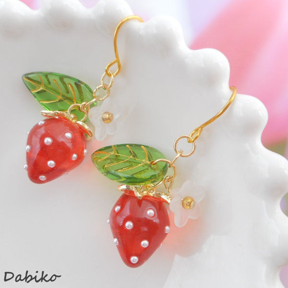 K16真っ赤な可愛いイチゴとお花の春ピアス/イヤリング♡苺・いちご・赤・グリーン・リーフ・ガラス・揺れる・大人可愛い 4枚目の画像