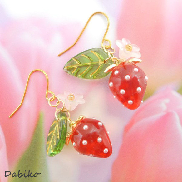 K16真っ赤な可愛いイチゴとお花の春ピアス/イヤリング♡苺・いちご・赤・グリーン・リーフ・ガラス・揺れる・大人可愛い 6枚目の画像