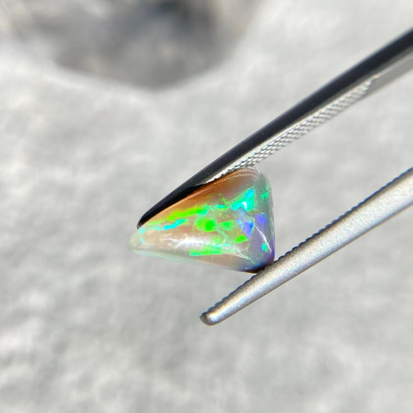 天然オーストラリアオパールルース0.78ct Lightning Ridge産原石から磨きました！ 1枚目の画像