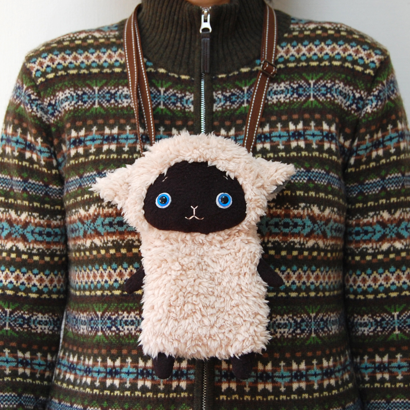 ひつじちゃんのスマホバッグ　黒 羊 ぬいぐるみ ポシェット ショルダーバッグ  スマホショルダー
