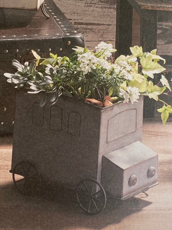 《可愛い英字 車ワゴン型 ブリキ鉢》観葉植物 多肉植物 お花の寄せ植えに ガーデニング ビオラ パンジー 161 2枚目の画像