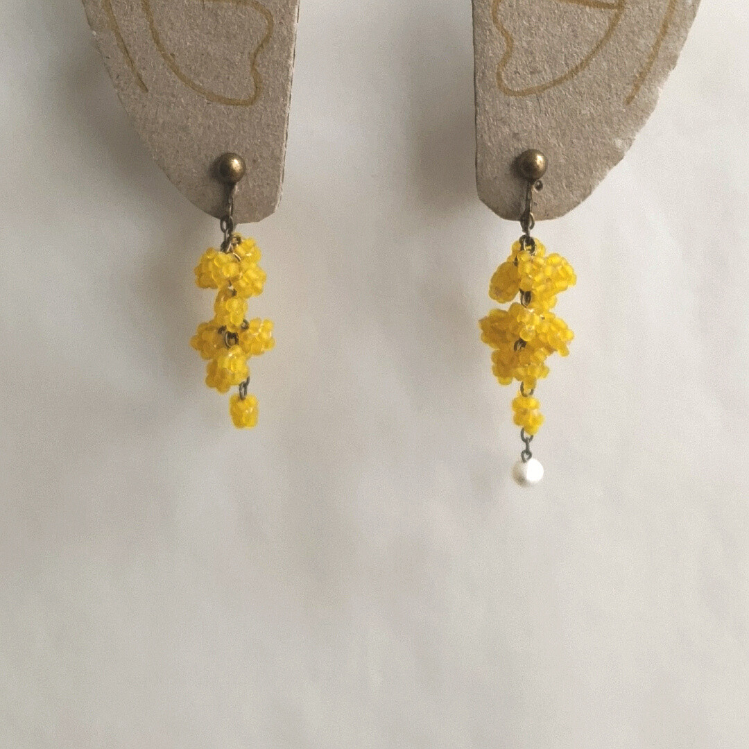 ミモザのイヤリング ＜ガラスビーズ+淡水パール＞ピアス変更可【受注