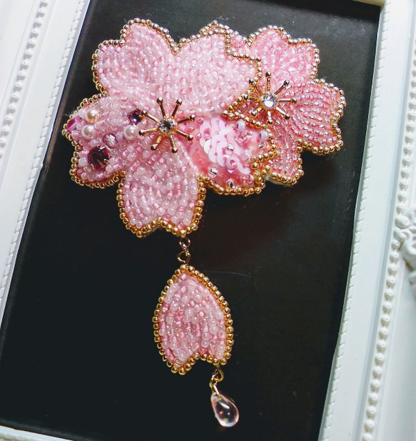 桜のビーズ刺繍ヘアピン 1枚目の画像
