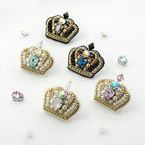 ビーズ刺繍 王冠のピンブローチ（ホワイト） ブローチ Zatto 通販