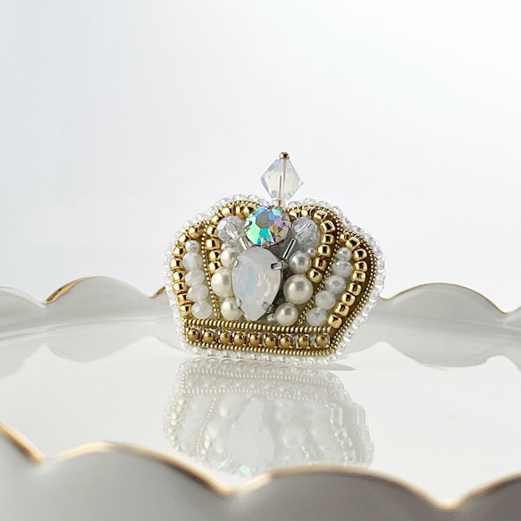 王冠ビーズ ビーズ刺繍 王冠のピンブローチ（ホワイト） ブローチ Zatto