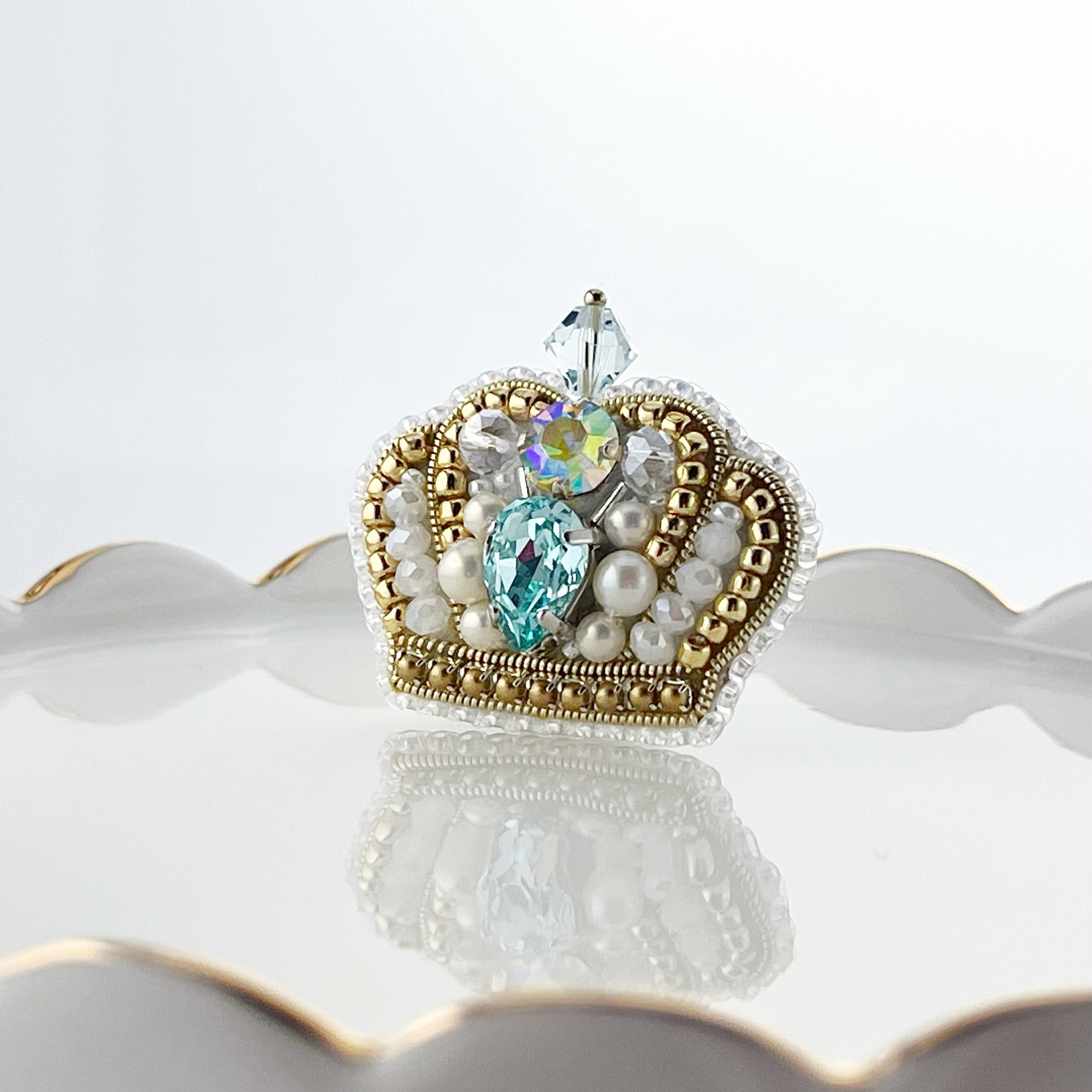 王冠ビーズ ビーズ刺繍 王冠のピンブローチ（アクアマリンカラー） ブローチ Zatto