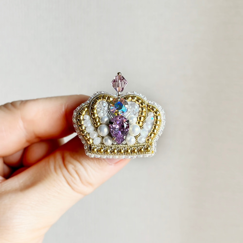 ビーズ刺繍 王冠のピンブローチ（ジェット） ブローチ Zatto 通販