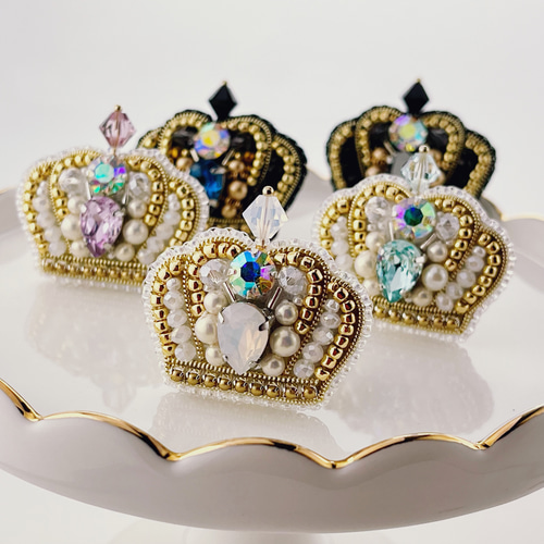 ビーズ刺繍 王冠のピンブローチ（ジェット） ブローチ Zatto