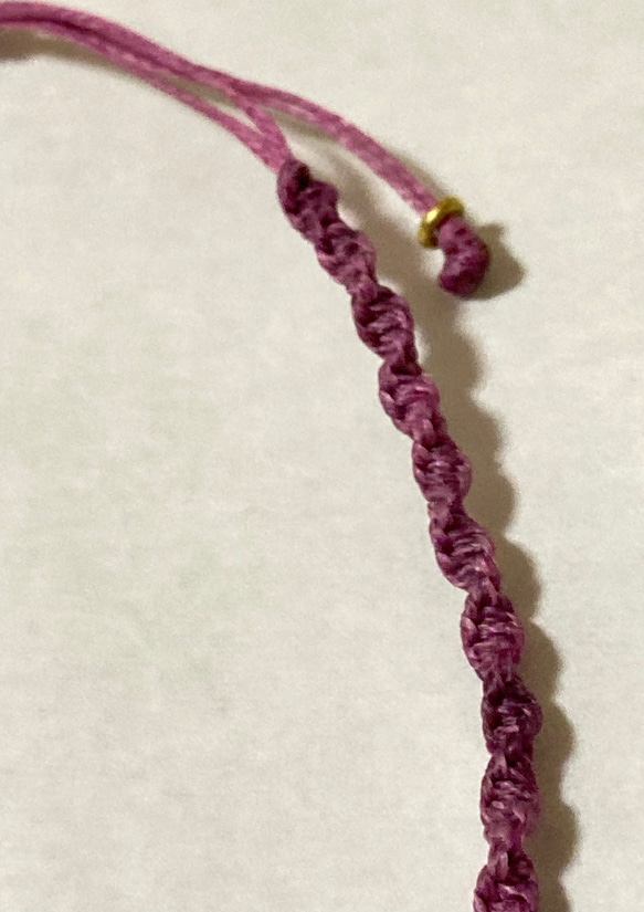 『３種類のデザイン☆マクラメ編み　ハンドメイドブレスレット（真鍮）』☆真ん中赤紫のデザイン 6枚目の画像