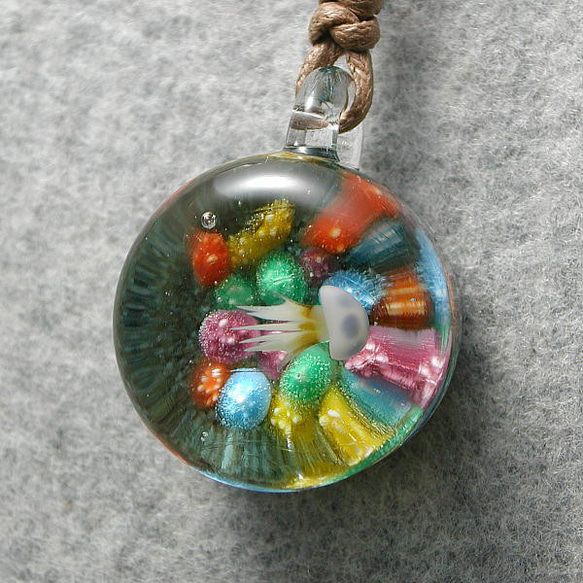 平玉・カラフルサンゴと水玉クラゲ とんぼ玉 ガラス ネックレス No2212 4枚目の画像