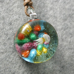 平玉・カラフルサンゴと水玉クラゲ とんぼ玉 ガラス ネックレス No2212 3枚目の画像