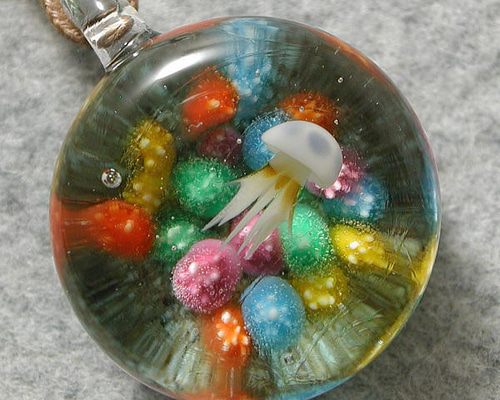 朝焼けのクラゲ、海の下のクラゲ、 ガラスのペンダントトップ 楽天市場】1点物、クラゲガラスネックレス 男女兼用ネックレス