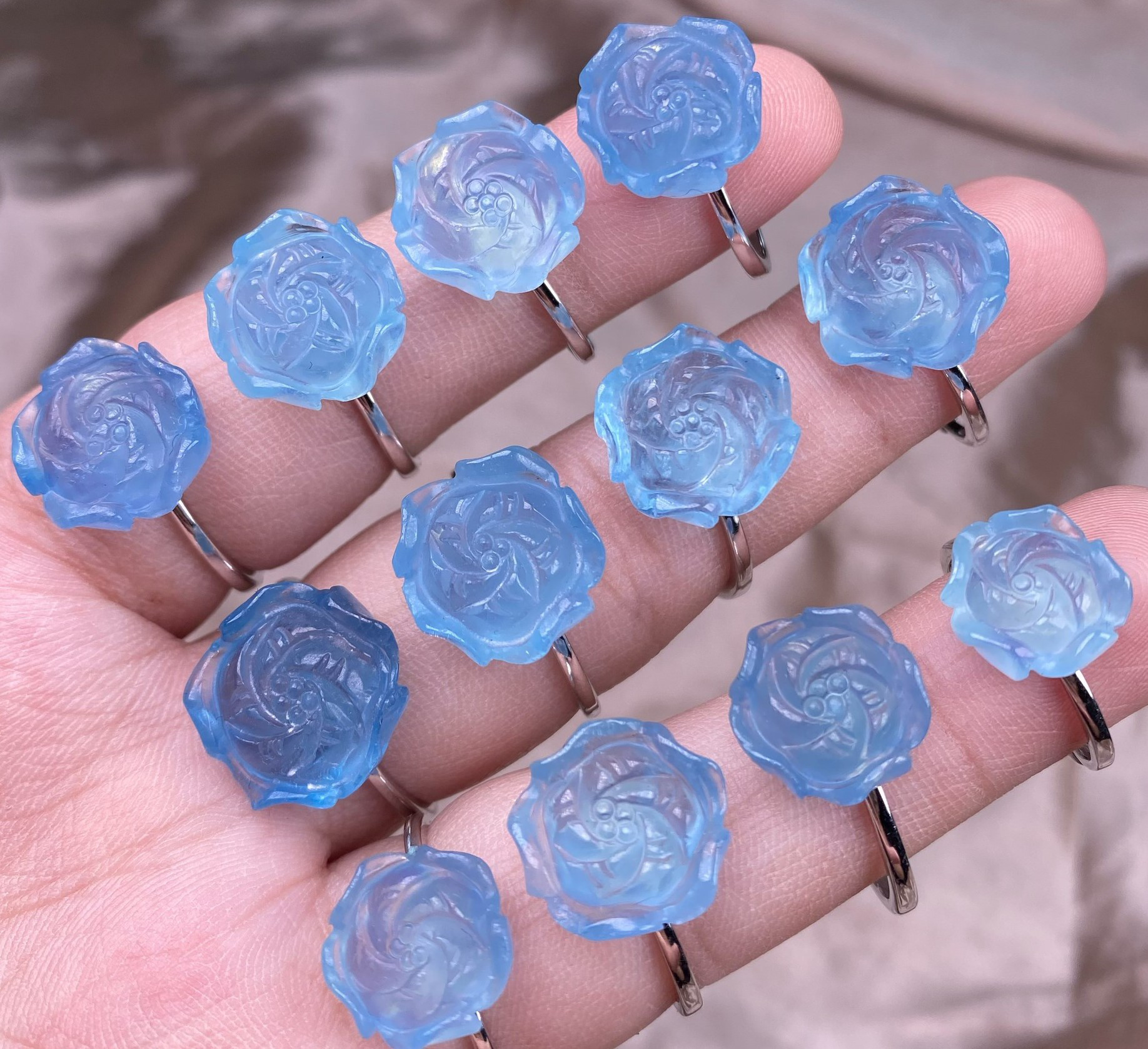 聖母マリア 彫刻リング 青色石