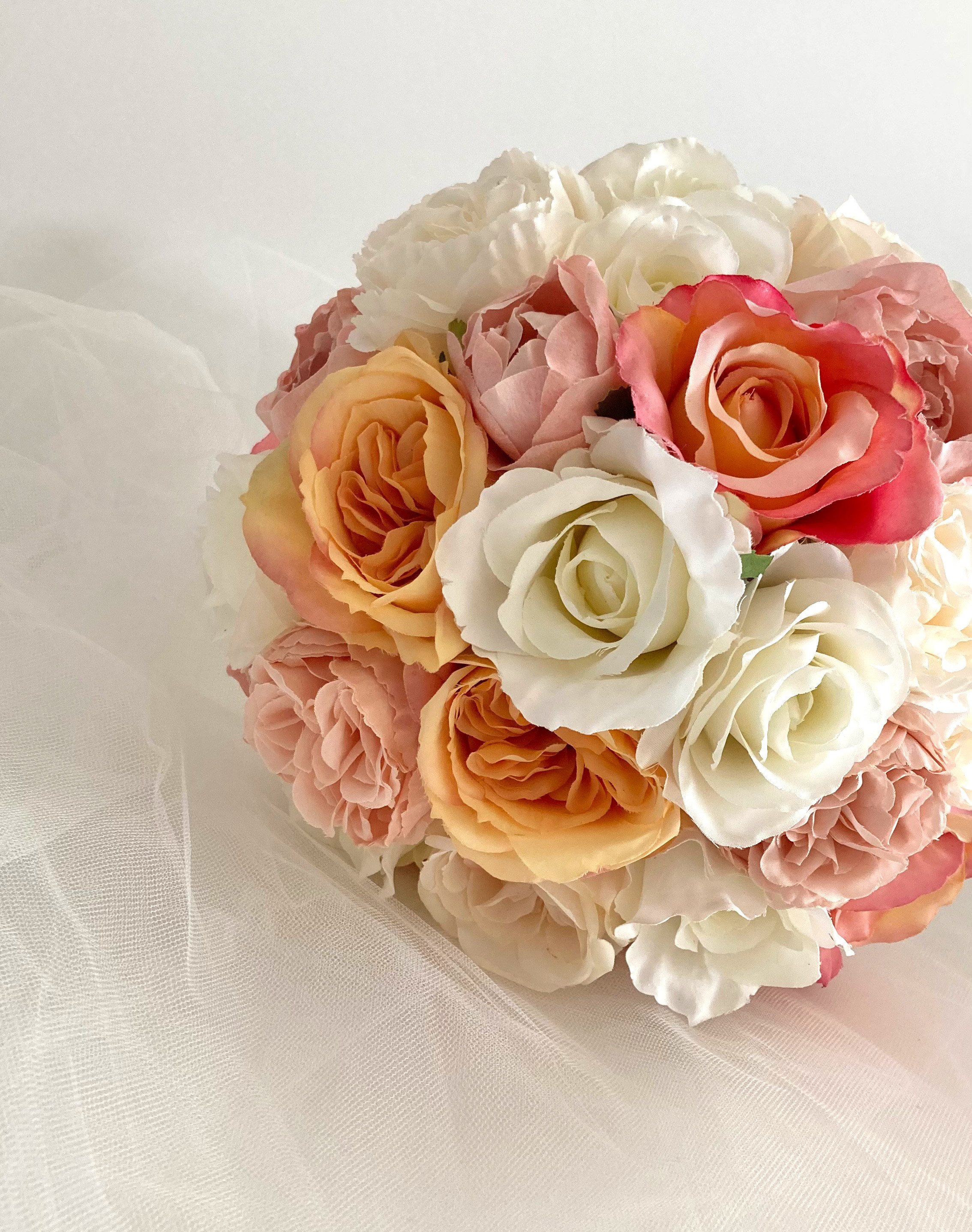 くすみカラーのローズラウンドブーケ