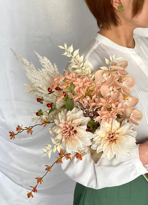 ダリアと胡蝶蘭の和装ブーケ 5枚目の画像