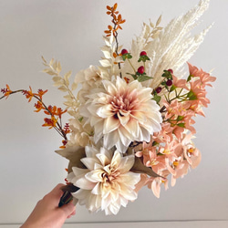 ダリアと胡蝶蘭の和装ブーケ 2枚目の画像