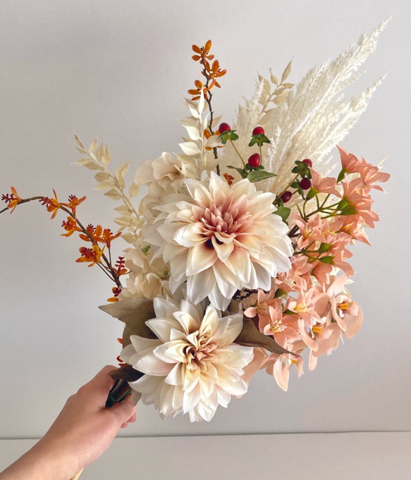 ダリアと胡蝶蘭の和装ブーケ 2枚目の画像