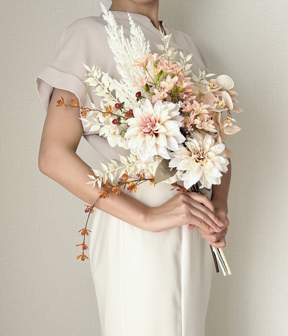 ダリアと胡蝶蘭の和装ブーケ 3枚目の画像