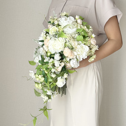 フレッシュグリーンのキャスケードブーケ 3枚目の画像