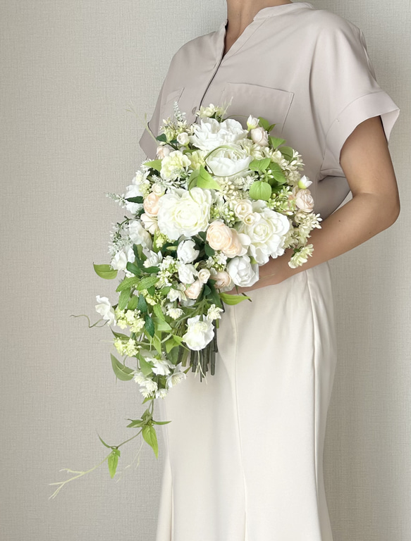 フレッシュグリーンのキャスケードブーケ 3枚目の画像