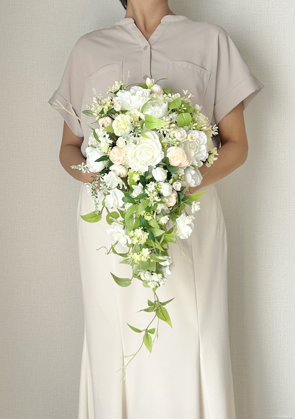 フレッシュグリーンのキャスケードブーケ 2枚目の画像