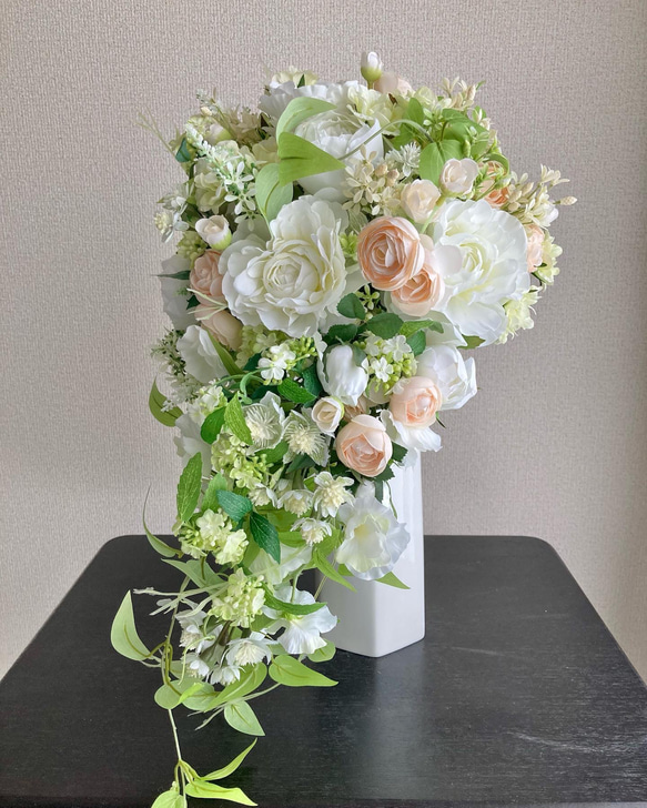 フレッシュグリーンのキャスケードブーケ 4枚目の画像