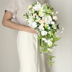 フレッシュグリーンのキャスケードブーケ 1枚目の画像