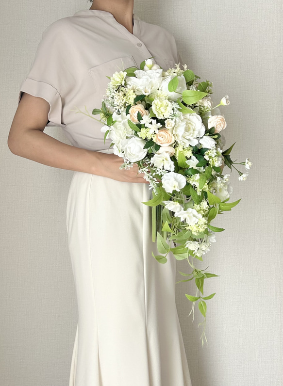 フレッシュグリーンのキャスケードブーケ 1枚目の画像