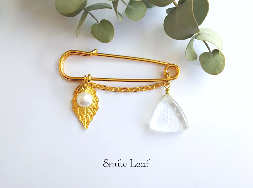 カービングクリスタルと淡水パールのアンティーク風ブローチ